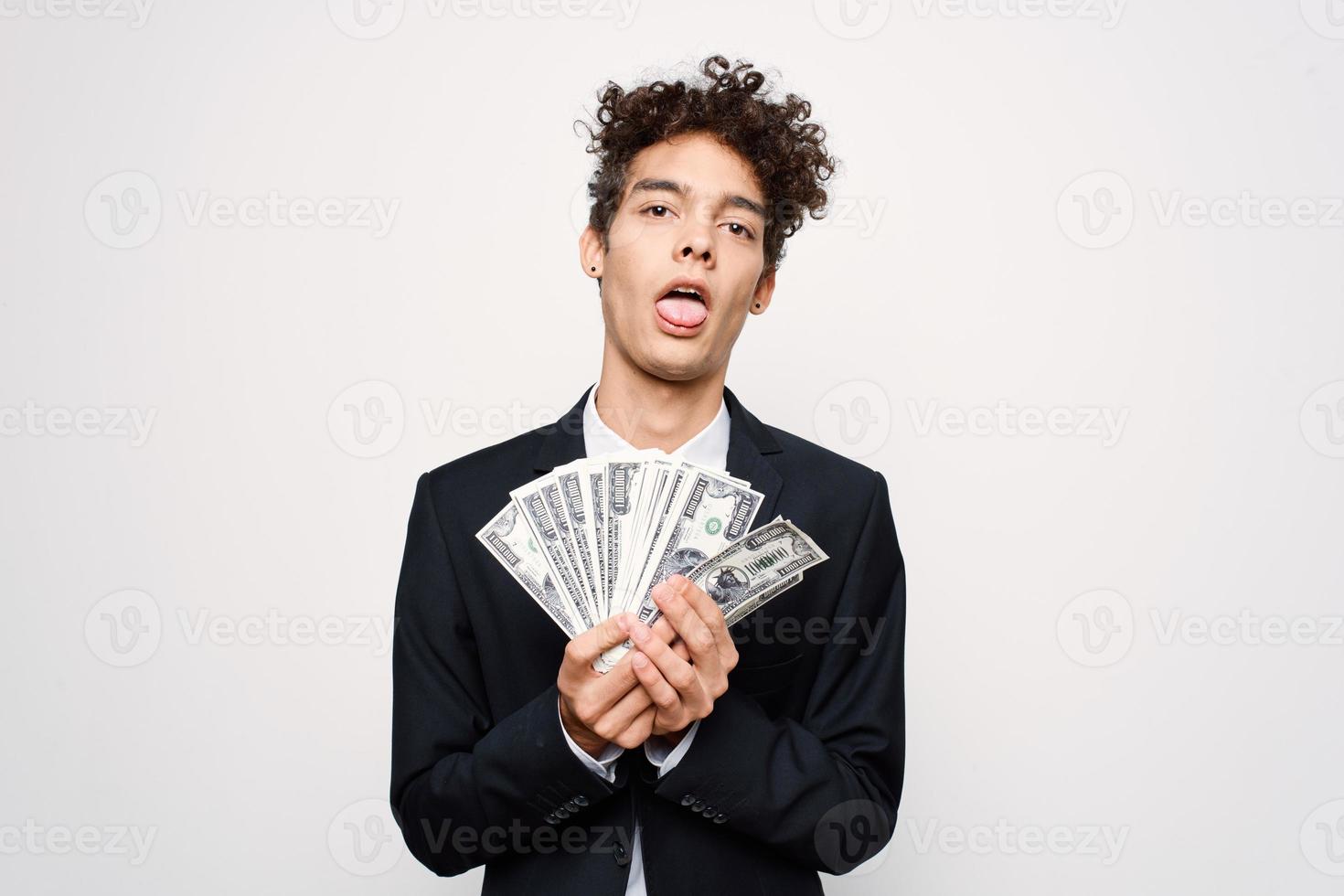 alegre hombre en un traje con dinero en el manos de un Finanzas oficial foto