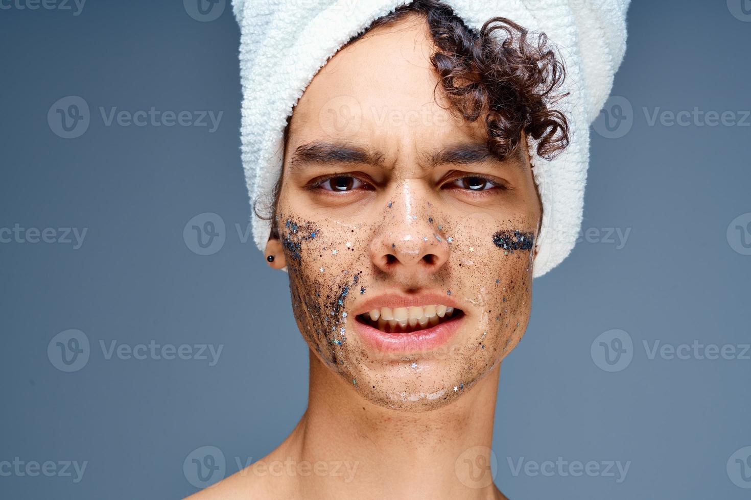 linda chico con un toalla en su cabeza cara crema piel cuidado foto