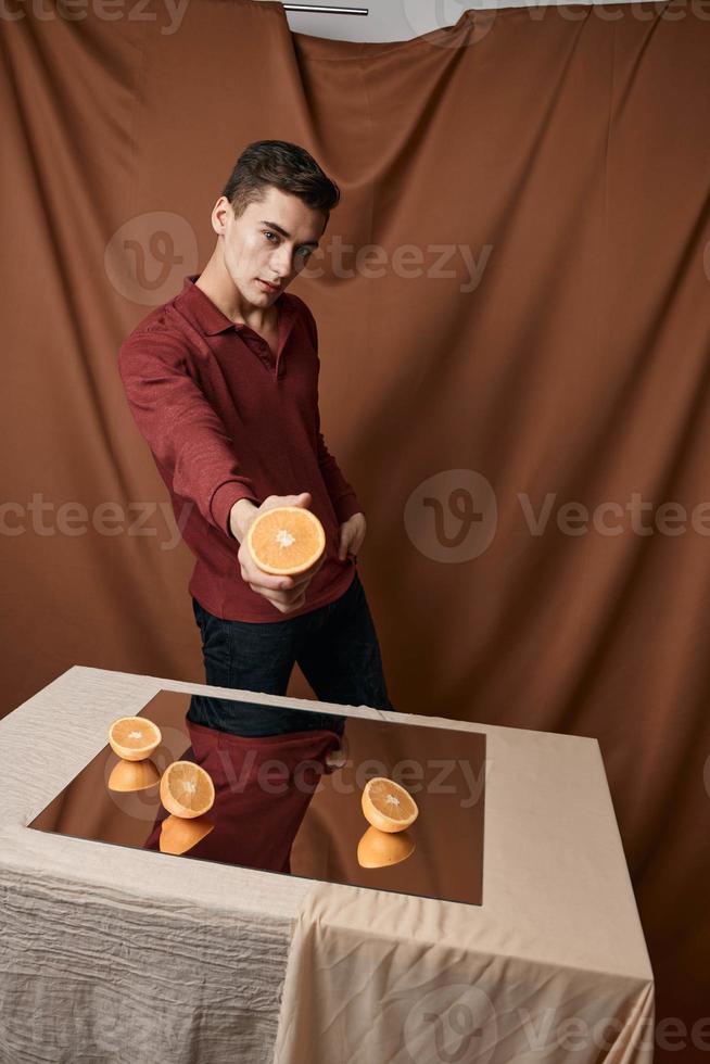 naranjas en el espejo habitación y tela antecedentes emocional hombre foto