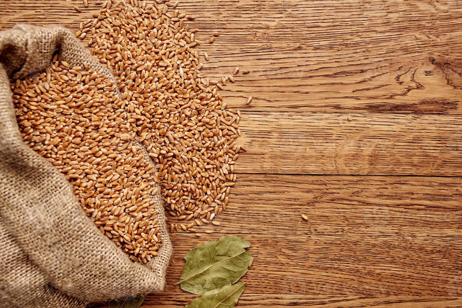 grano bolso en de madera mesa agricultura sano comida ingrediente foto