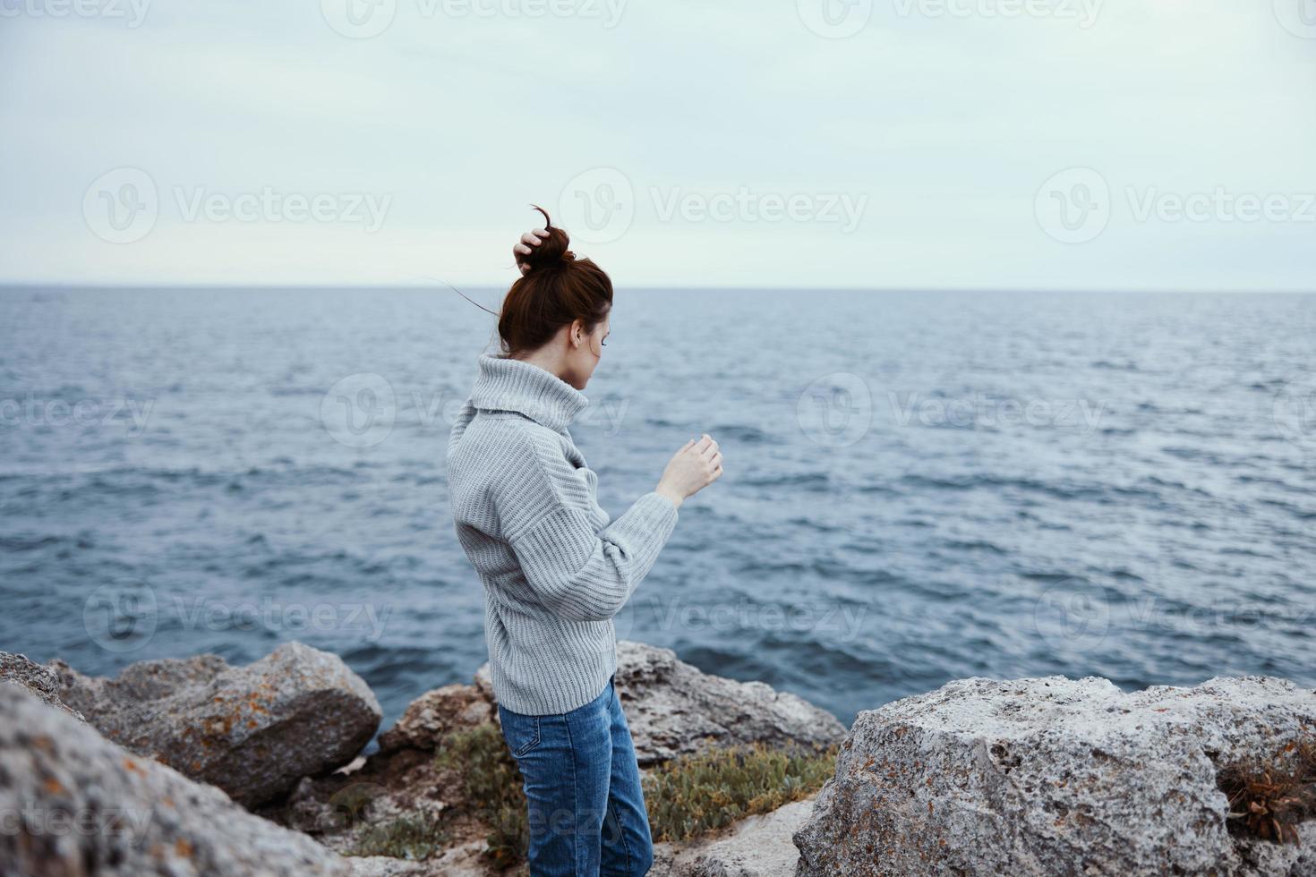 retrato de un mujer libertad caminar en el Roca costa relajación concepto foto