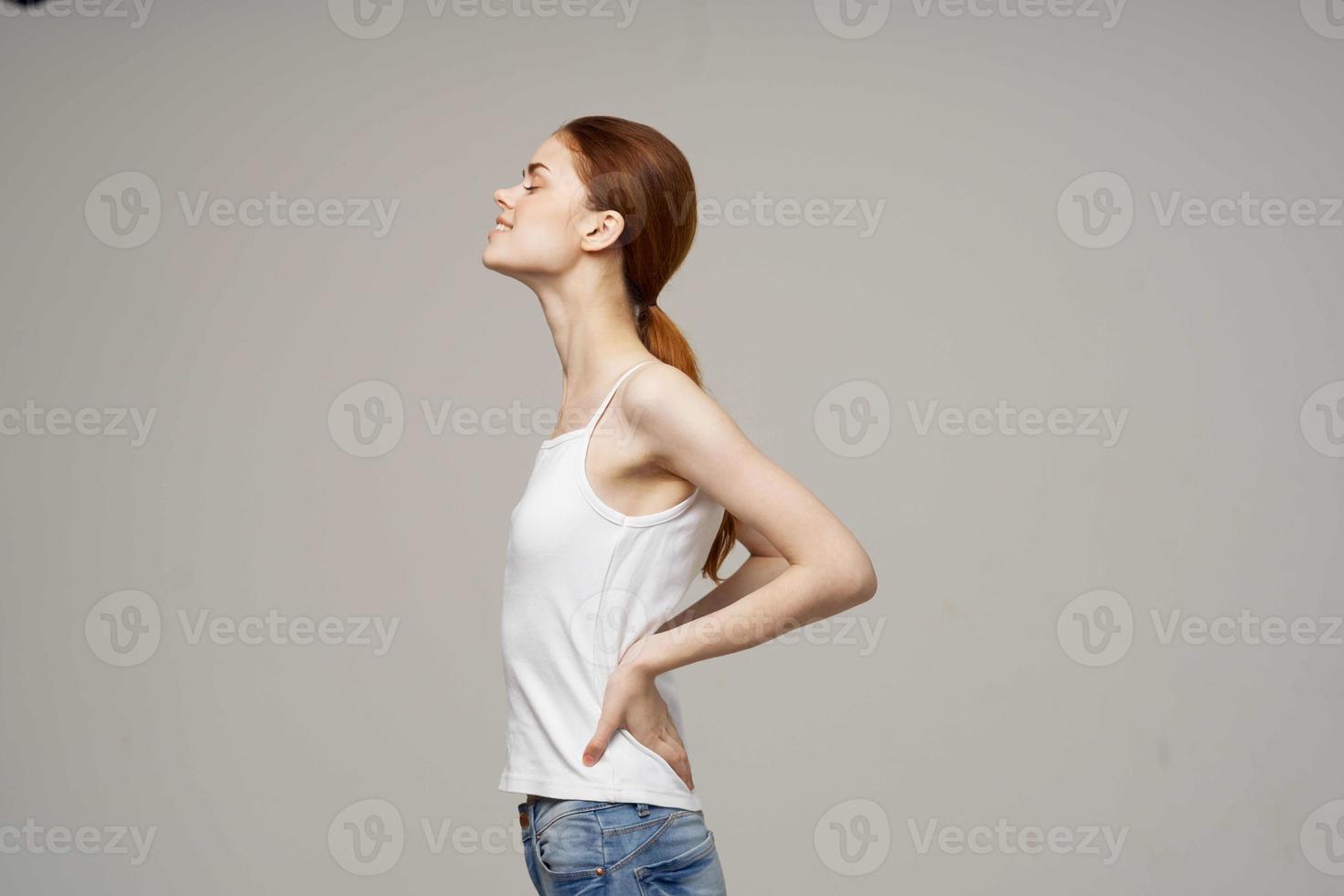 mujer amasa espalda y espalda articulación dolor foto