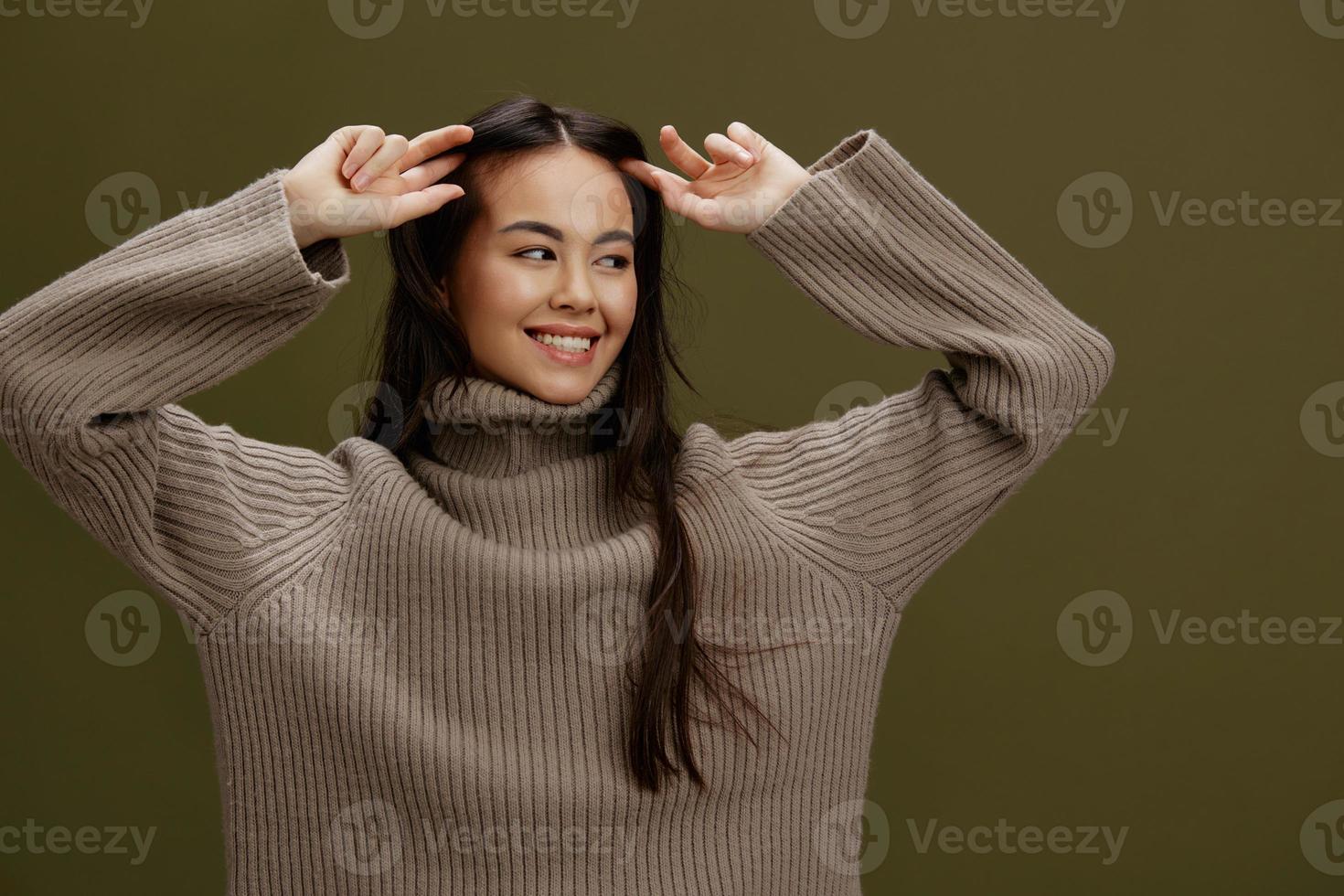 bonito mujer en invierno suéter Moda productos cosméticos ropa verde antecedentes foto