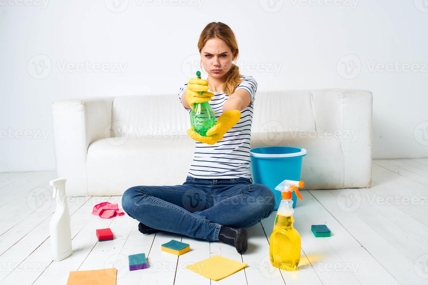 mujer con detergente en manos tareas del hogar interior higiene foto