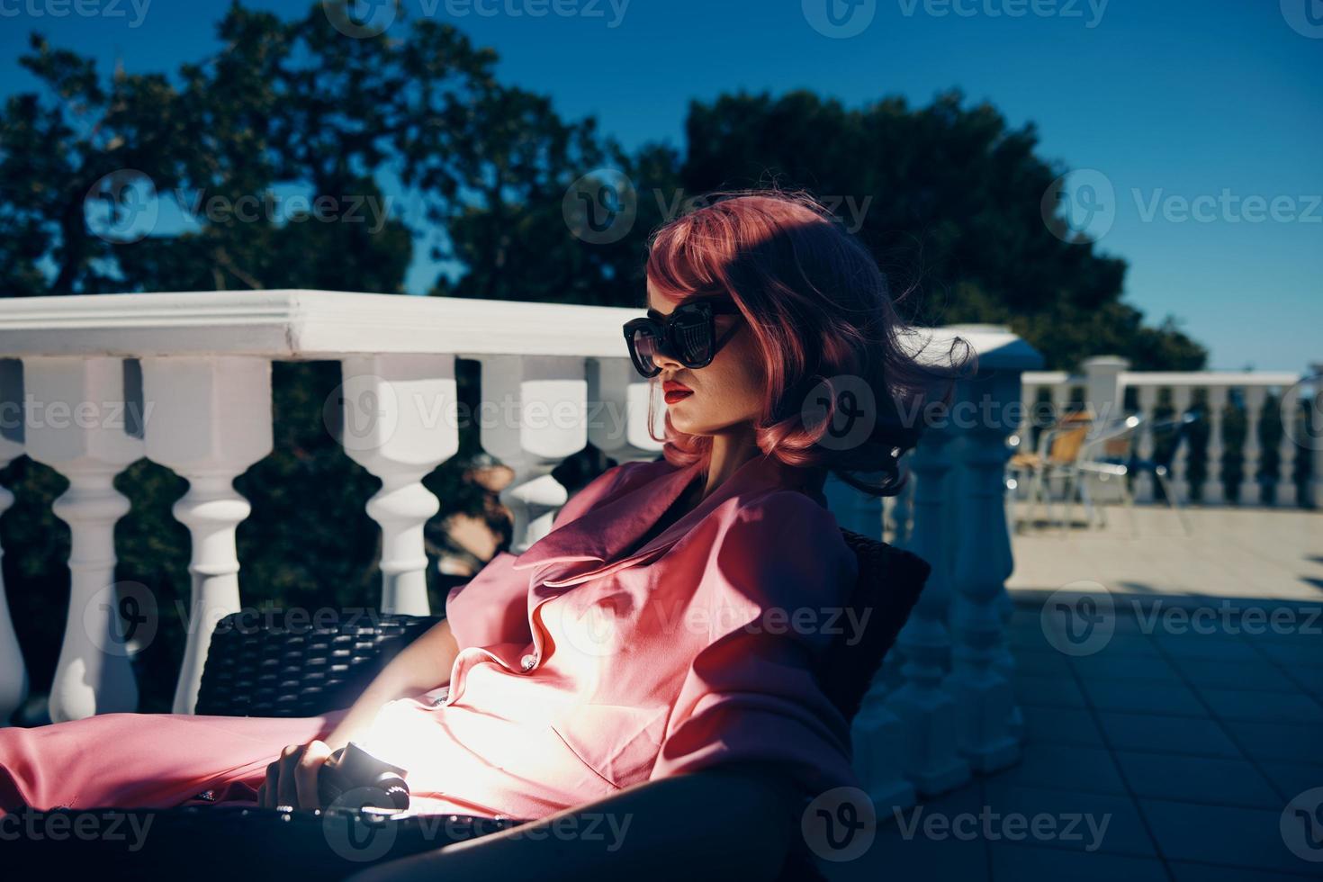 retrato de un joven hermosa mujer rosado pelo Gafas de sol ocio lujo Clásico soleado día foto