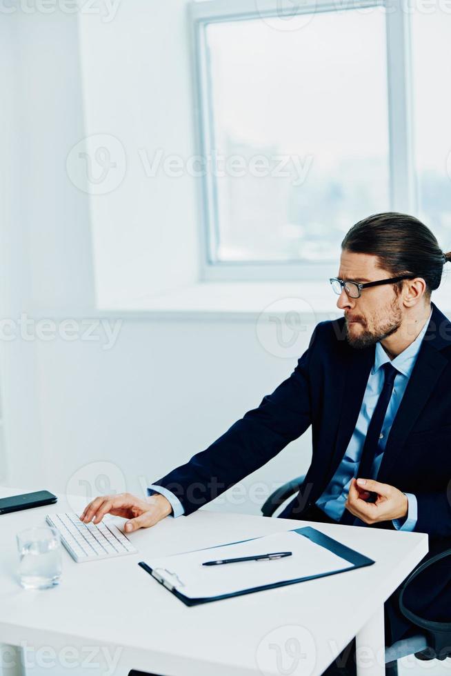 masculino gerente cerca el escritorio trabajo proceso computadora foto