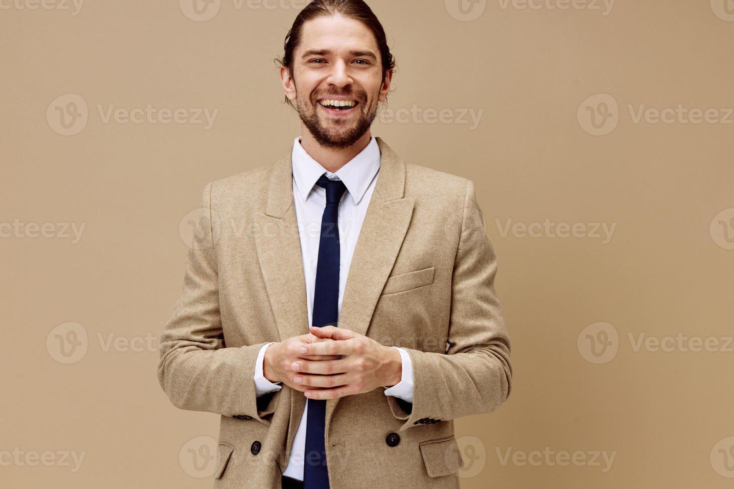 hermoso hombre emocional hombre en traje gesto con manos beige antecedentes foto