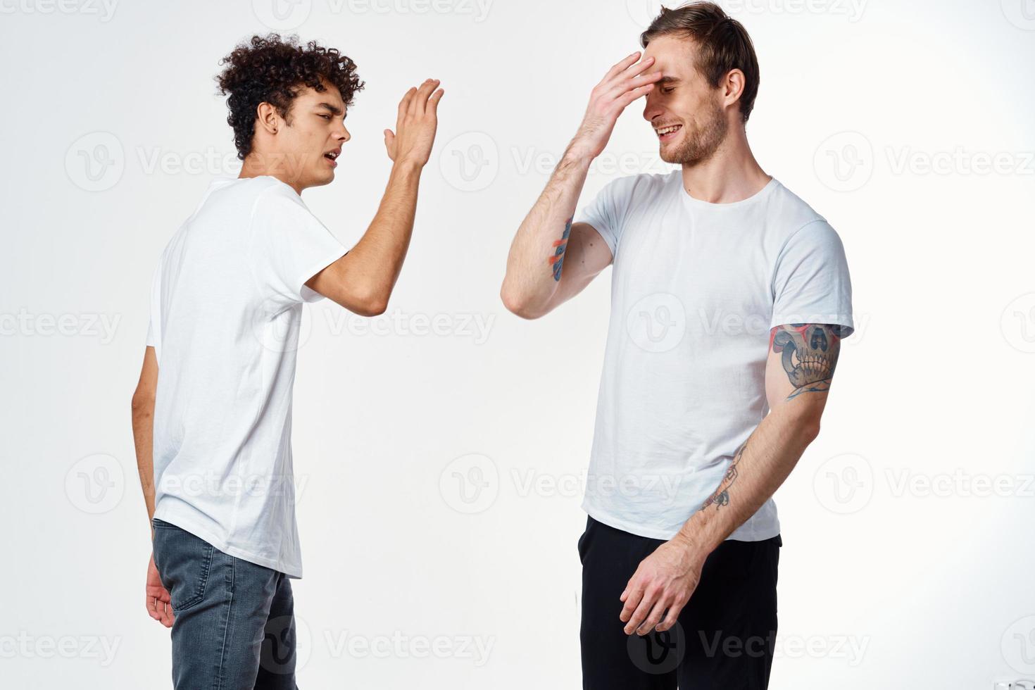 dos alegre amigos en blanco camisetas alegría positivo ligero antecedentes foto