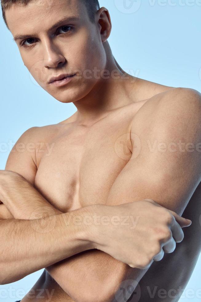 atlético hombre con doblada brazos desnudo torso musculoso cuerpo carrocero foto