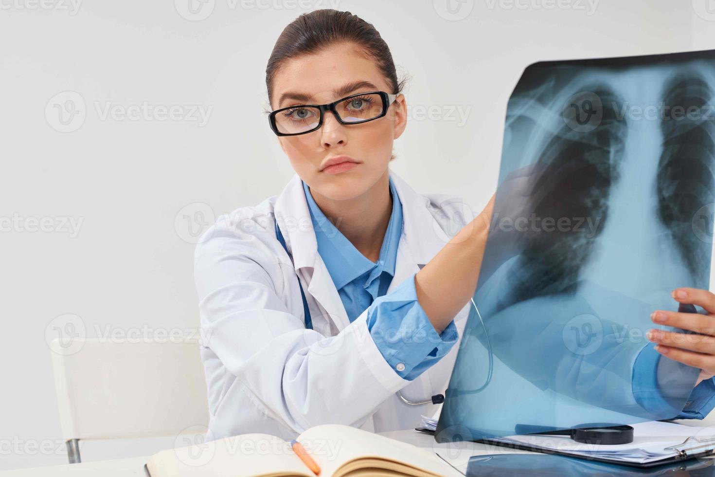 médico con radiografía pulmón diagnósticos clínica tratamiento foto