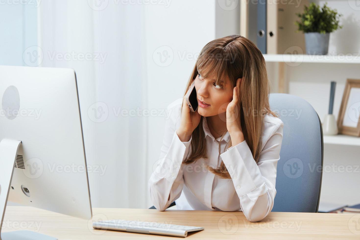 grave adorable rubia mujer de negocios trabajador hacer difícil decisión hablando con cliente en llamada en ligero moderno oficina. nervioso empleado trabajo en computadora en línea en apoyo servicio. Copiar espacio foto