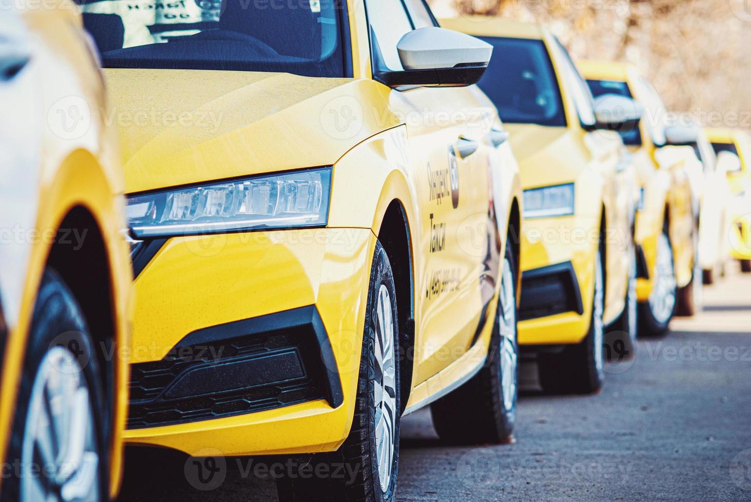 Yandex Taxi amarillo carros estacionado en un fila, Moscú, 31 oct 2021 foto