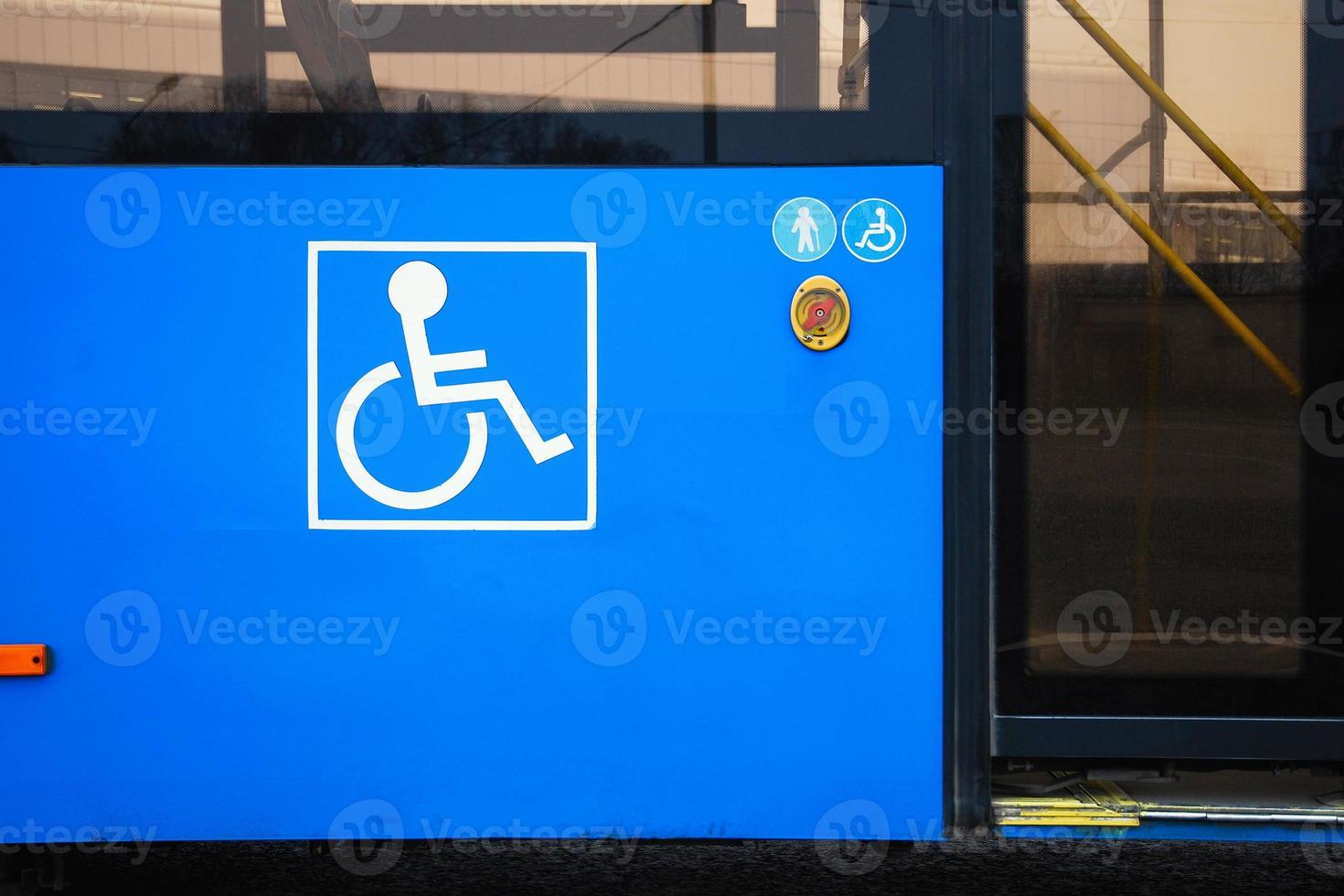 público transporte para todas pasajeros, discapacitado persona firmar en ciudad autobús foto
