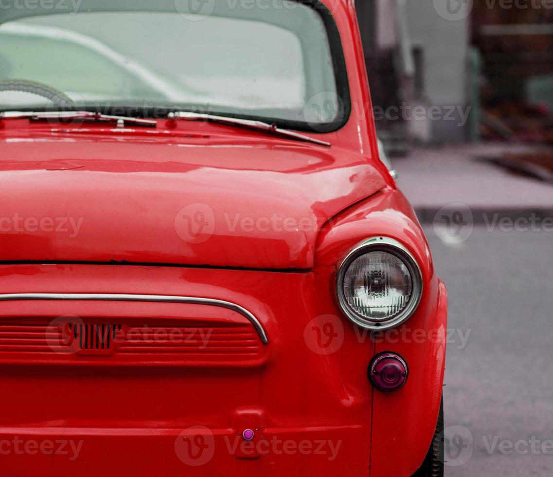 frente ver de un brillante retro coche. foto