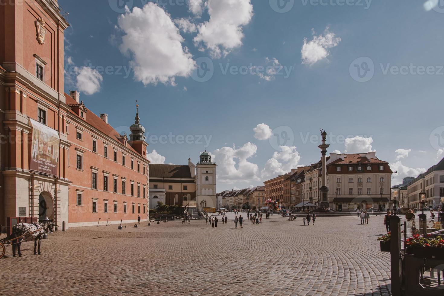 paisaje desde el cuadrado de el antiguo pueblo de Varsovia en Polonia con el real castillo y vivienda casas foto