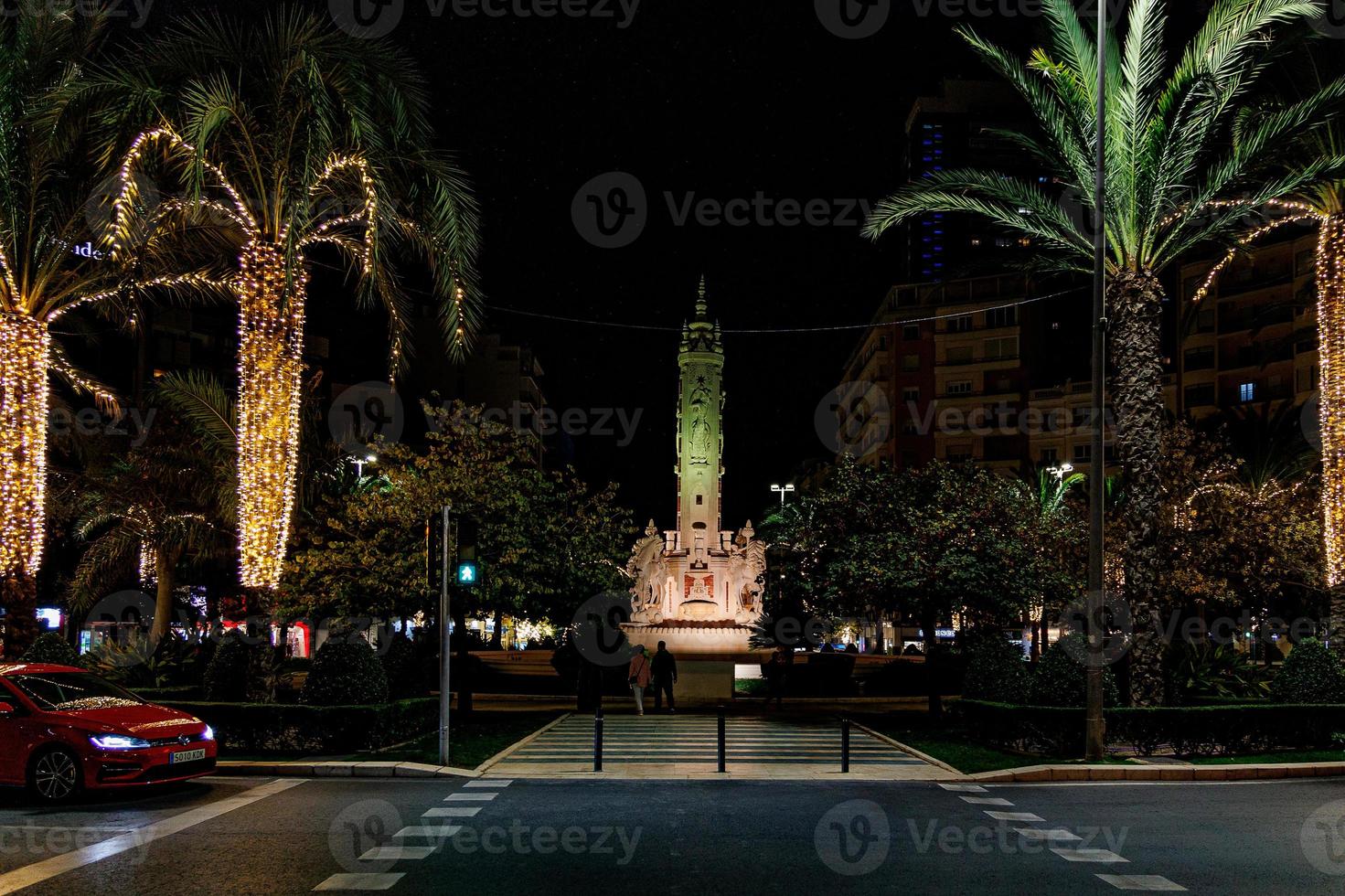 luceros cuadrado en alicante a noche con decorativo palma arboles para Navidad foto