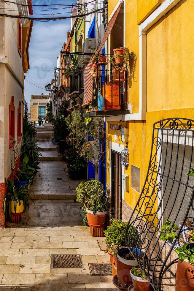 l histórico antiguo vistoso casas barrio Papa Noel cruz alicante España en un soleado día foto