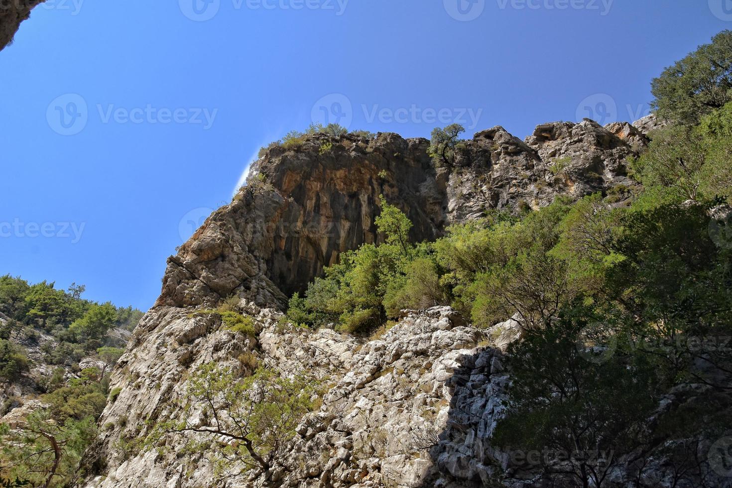 un natural salvaje paisaje en el turco montañas con un interesante cascada y el sápadere cañón foto