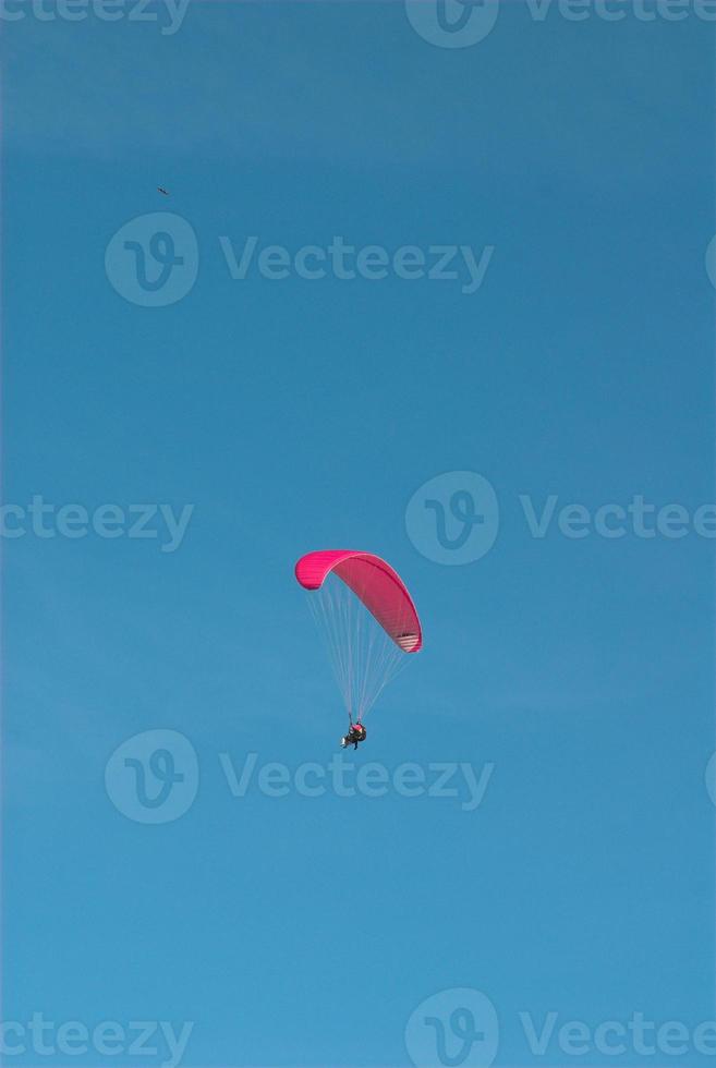 parapentes en el azul despejado cielo foto