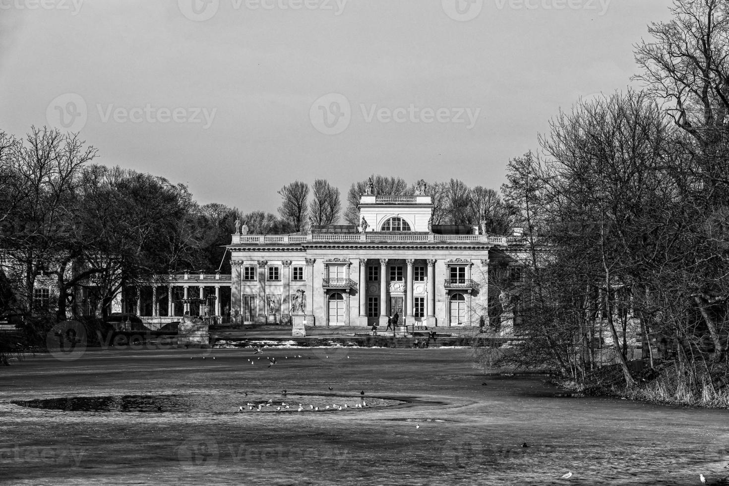 paisaje con un palacio en el agua en varsovia, Polonia temprano primavera en un soleado día con derritiendo nieve foto