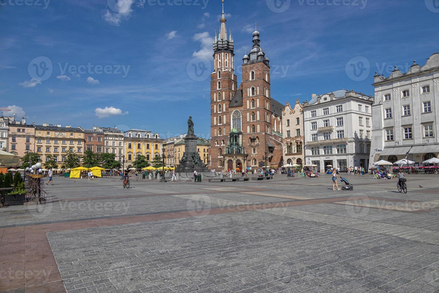 histórico Iglesia en el antiguo pueblo cuadrado en cracovia, Polonia en un verano fiesta día foto