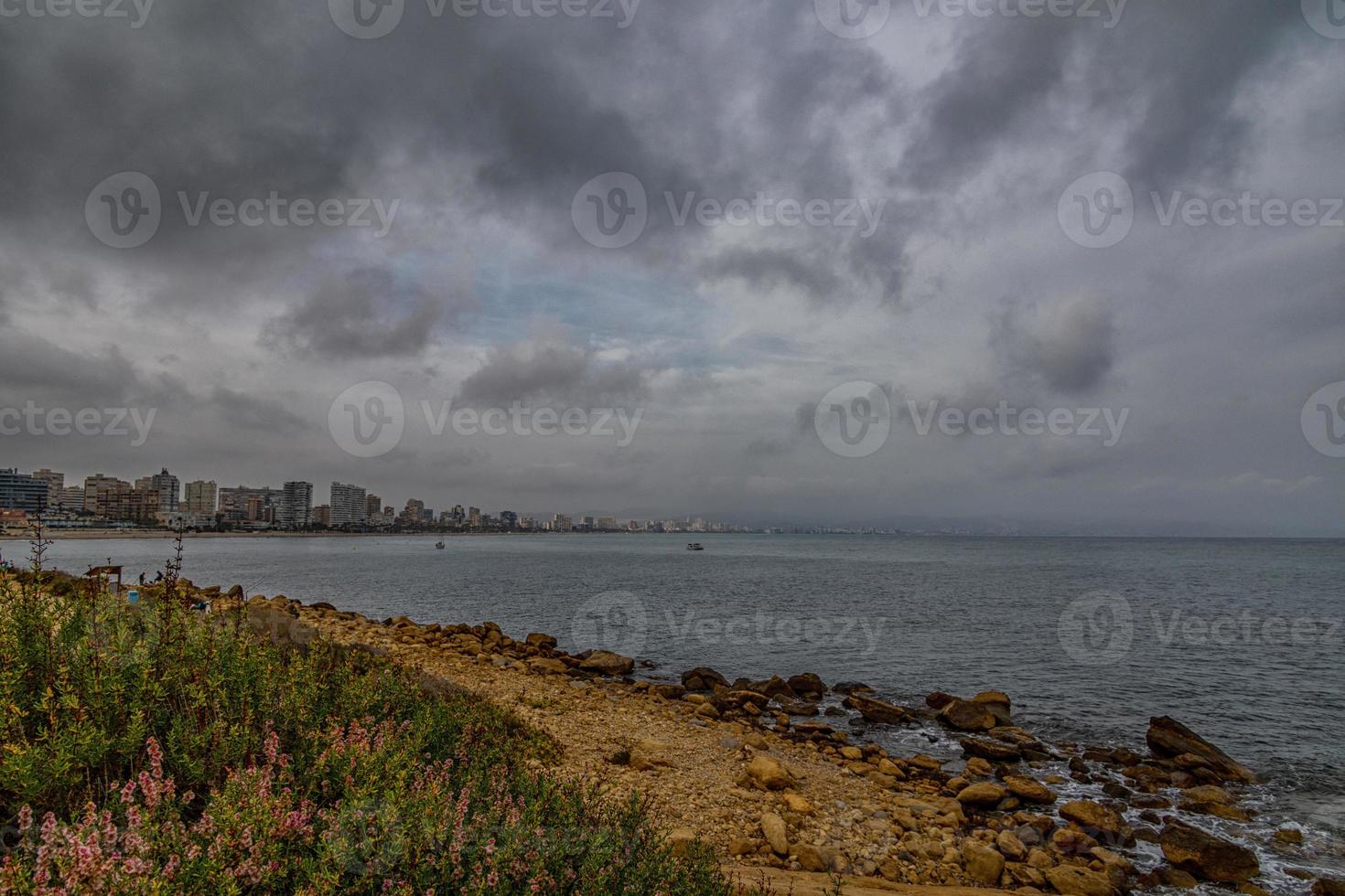 paisaje de el paseo marítimo de alicante España en un calentar soleado otoño día foto