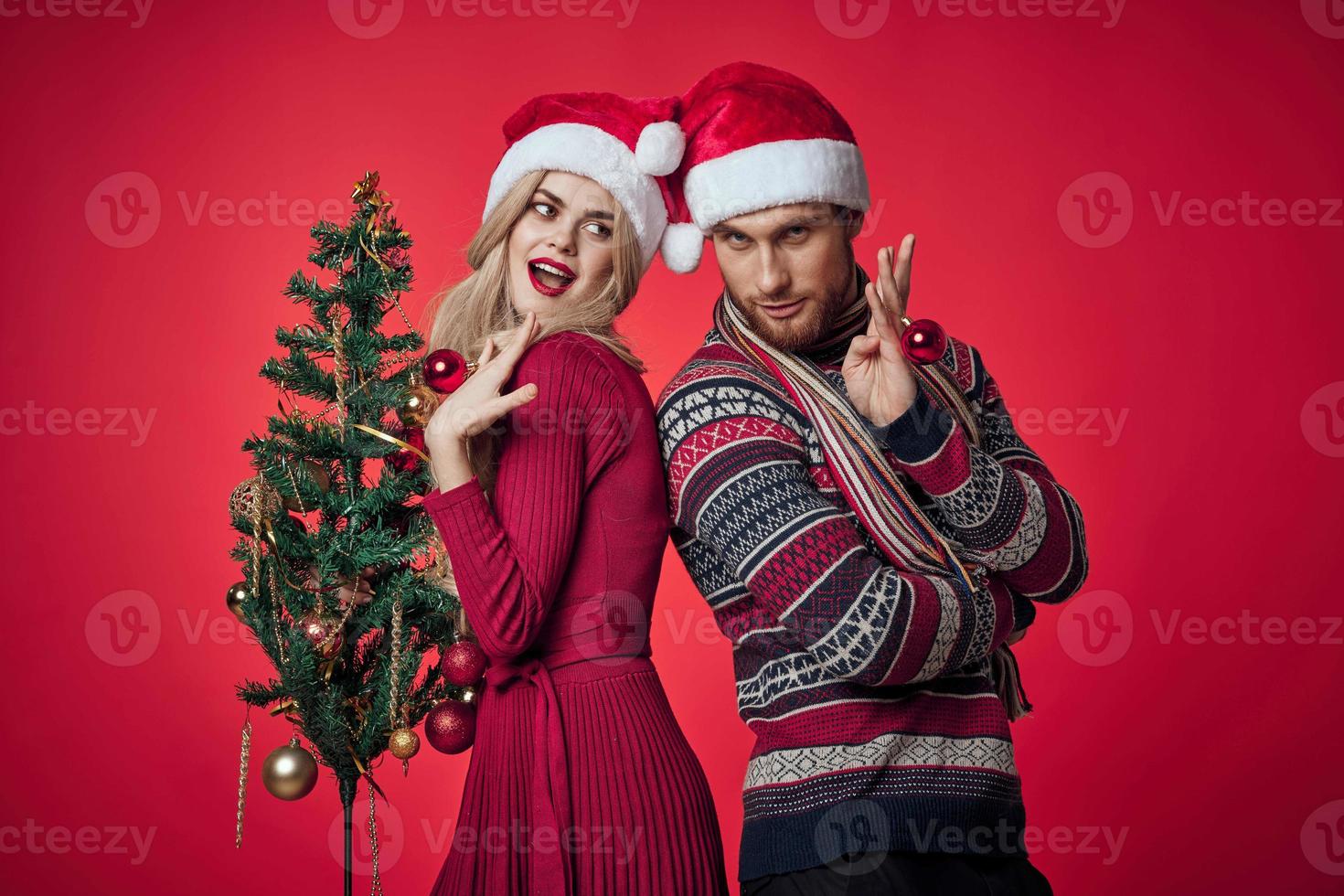 hombre y mujer nuevo año árbol decoración fiesta rojo antecedentes foto