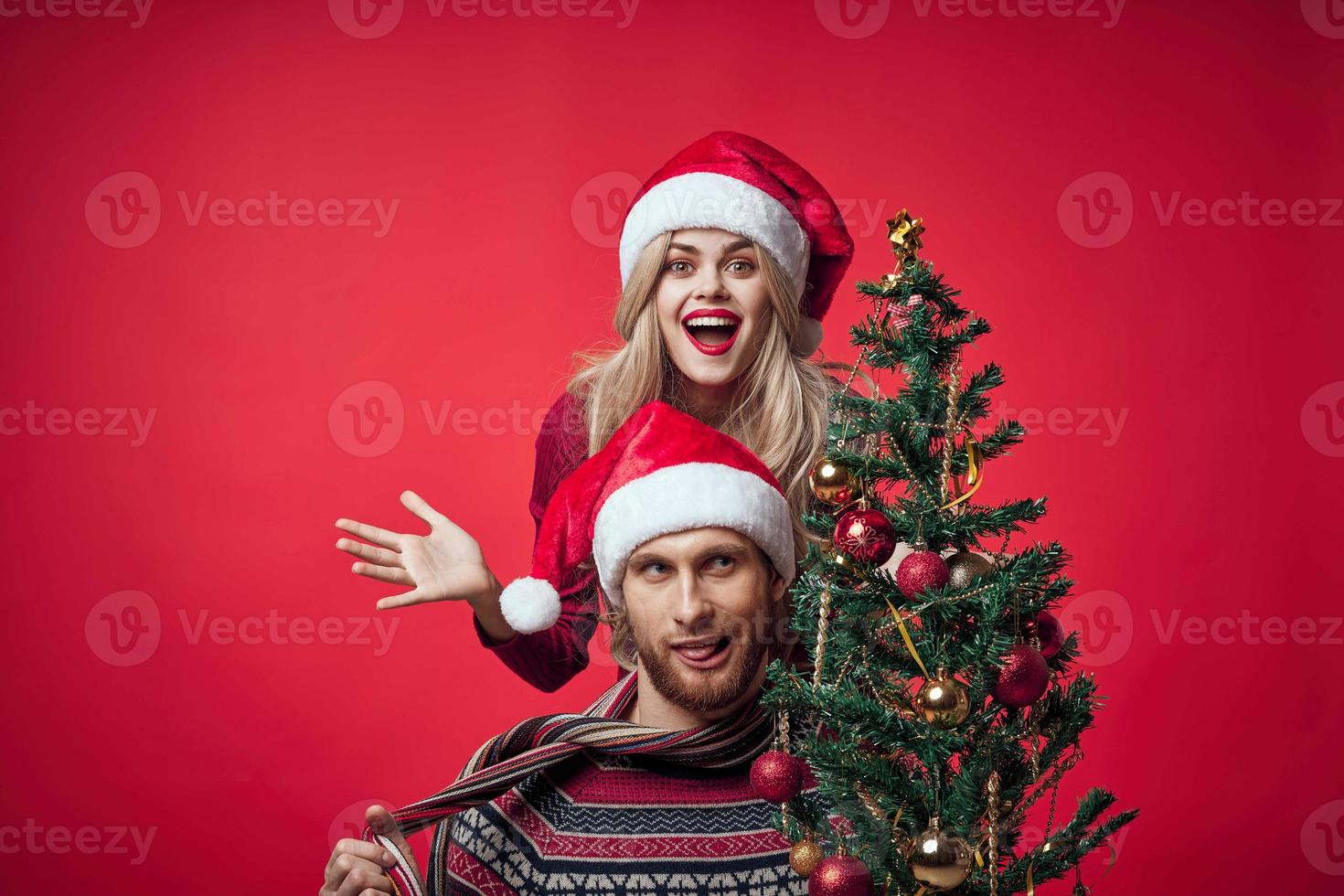 joven casado Pareja Navidad árbol juguetes fiesta alegría rojo antecedentes foto