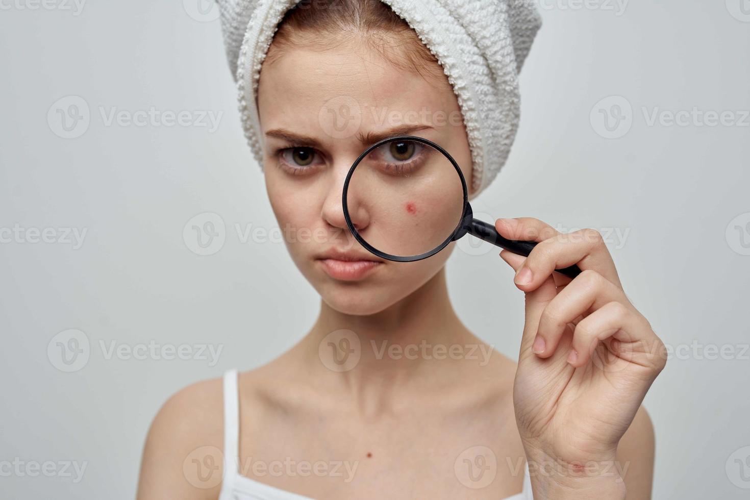 mujer con un aumentador vaso en mano cosmetología estudio foto