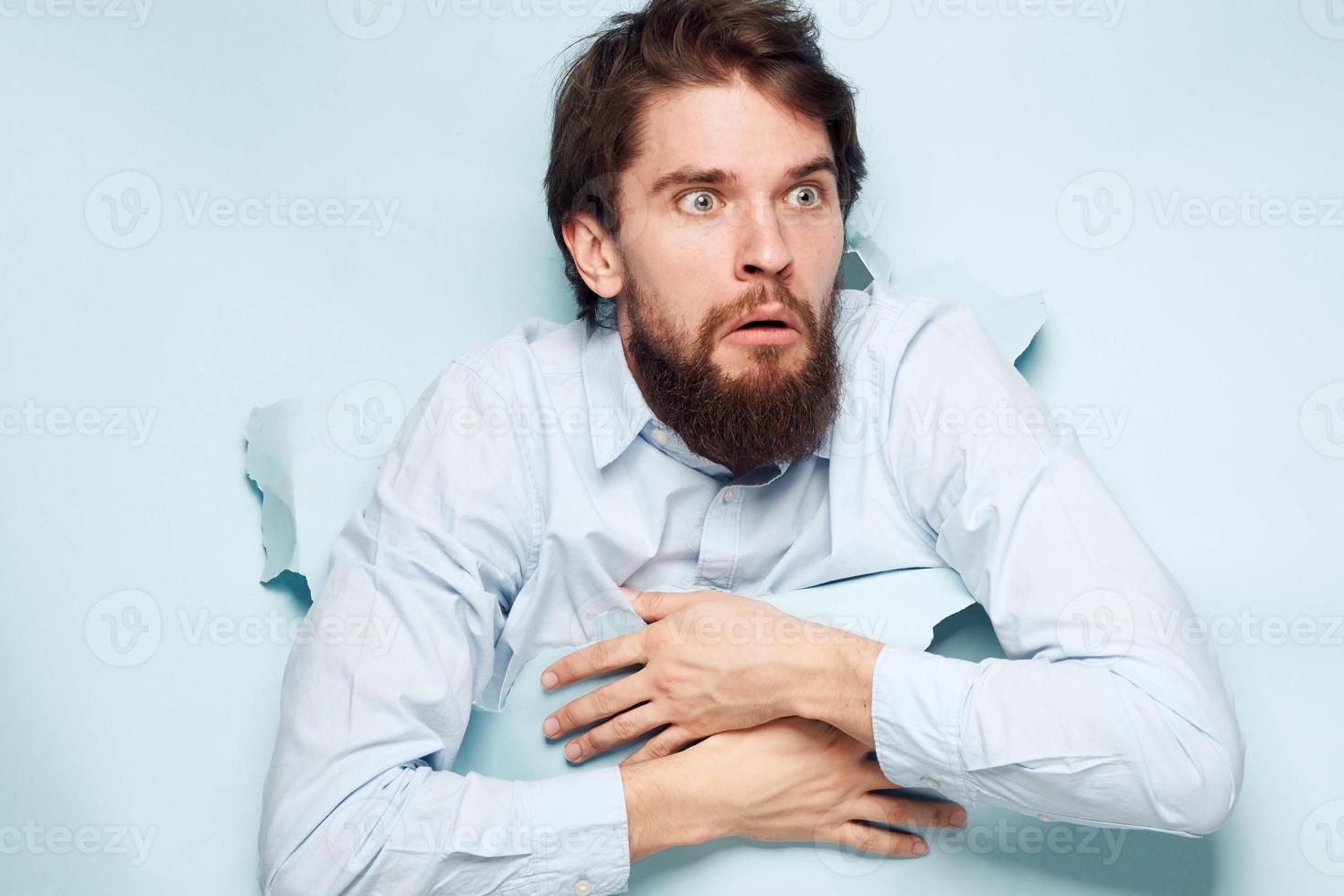 un hombre gestos con su manos en el camisa de un oficina gerente oficial trabajando foto