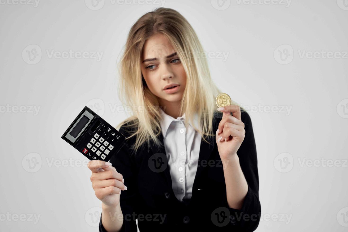 mujer financiero calculadora criptomoneda bitcoin Internet tecnología foto