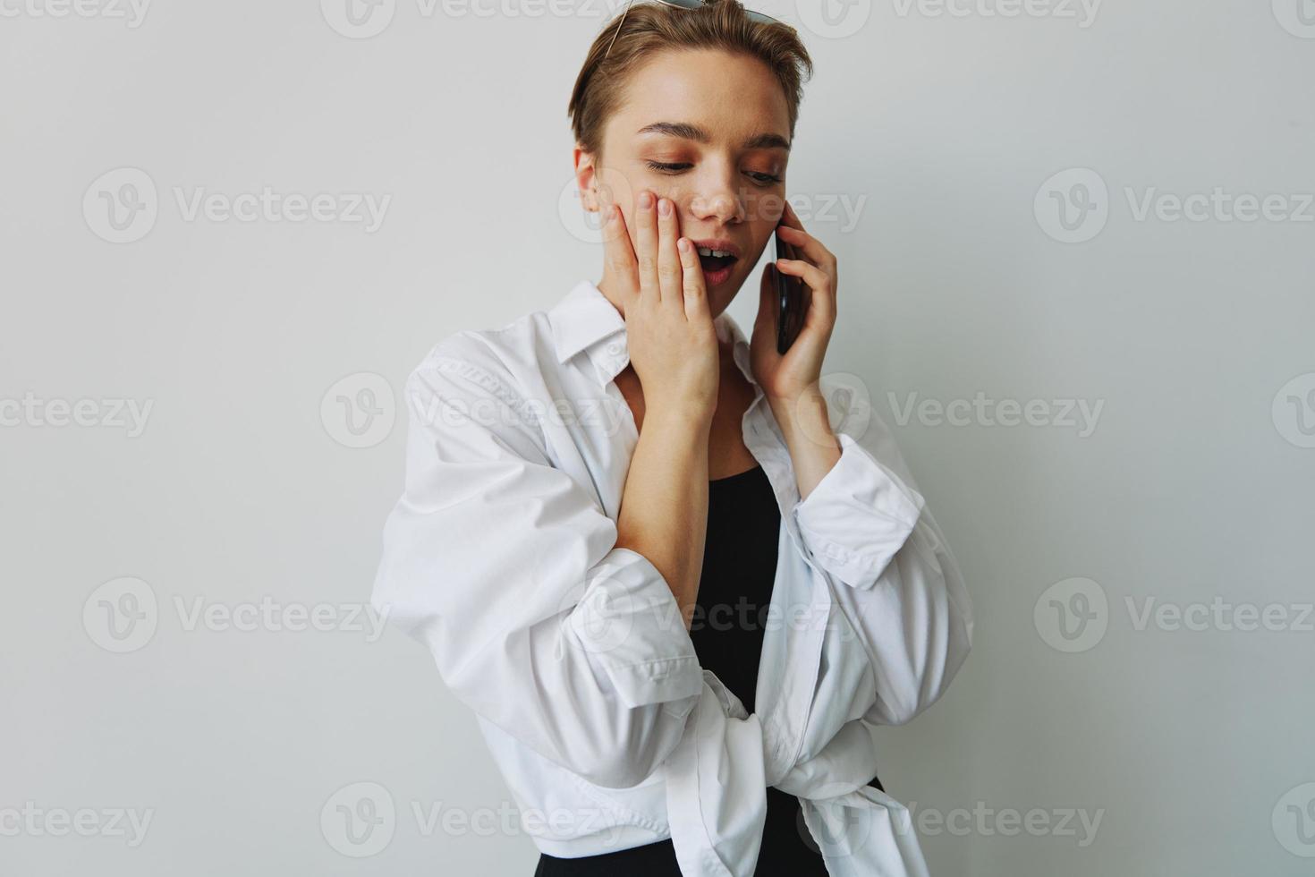 Adolescente niña sonriente y riendo hablando en el teléfono, vídeo llamar, chateando en línea foto