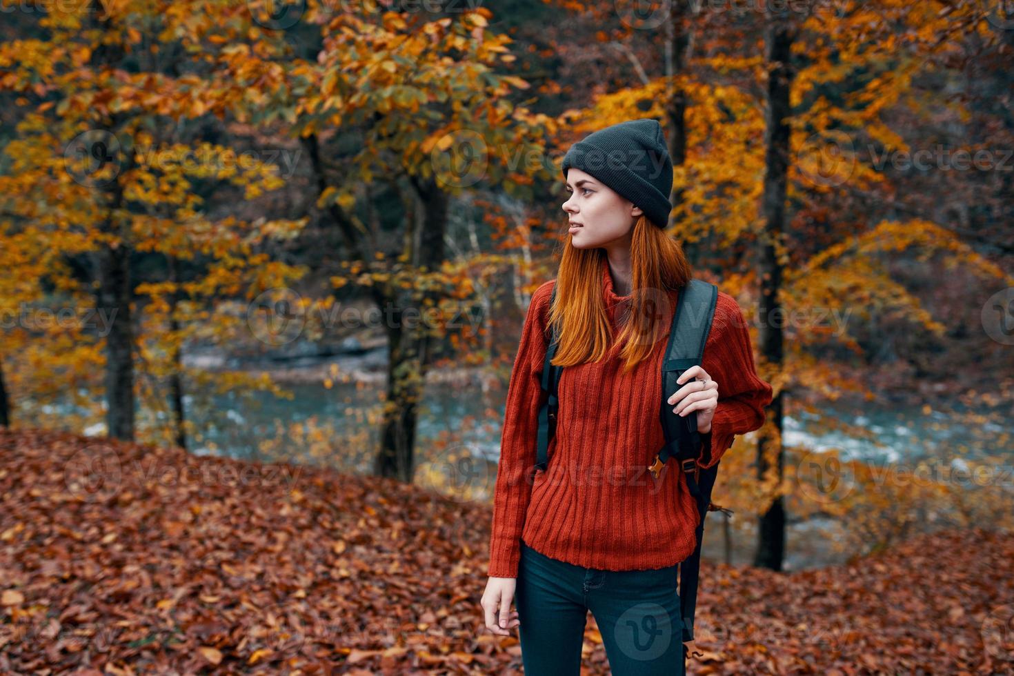 mujer en lleno crecimiento caminando en el parque en otoño en naturaleza cerca el río foto