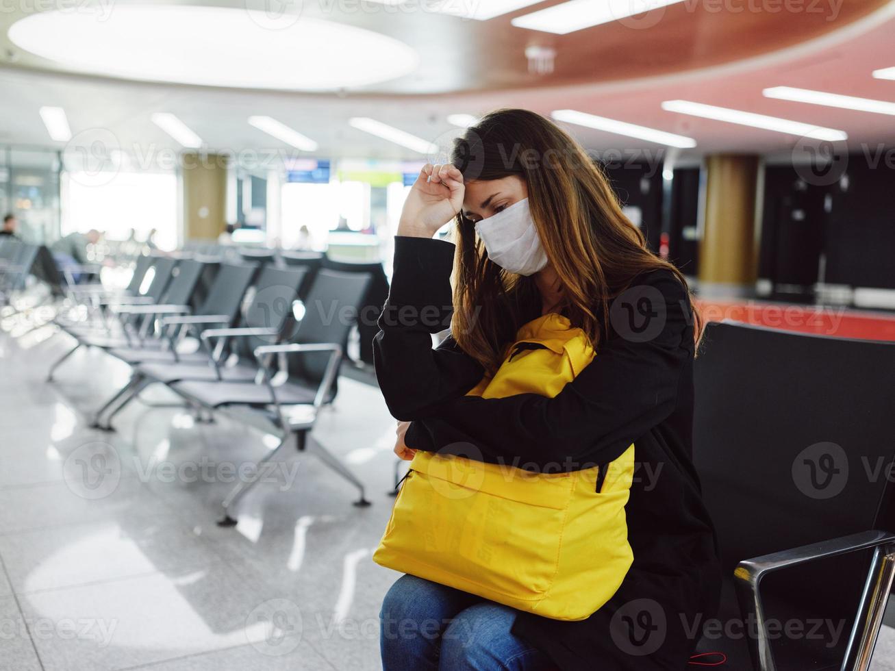 mujer en médico máscara aeropuerto esperando pasajero foto