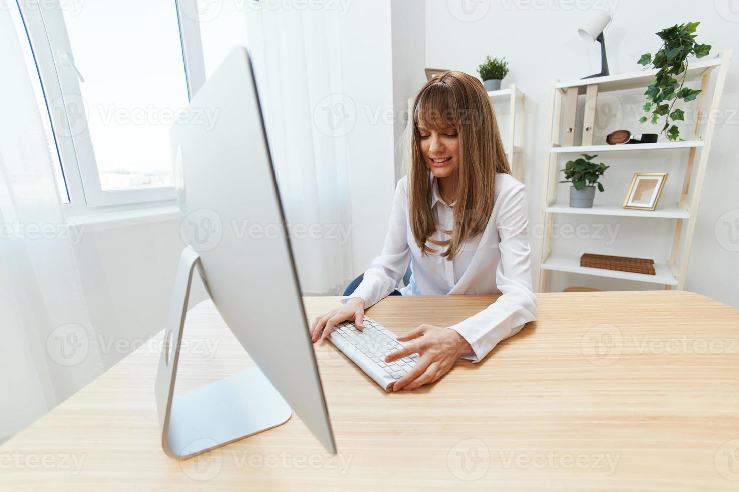 conmocionado emocionado rubia mujer de negocios toque teclado confuso después computadora software choque error a lugar de trabajo en moderno oficina. trastornado director trabajo en línea en financiero corporación. Copiar espacio foto