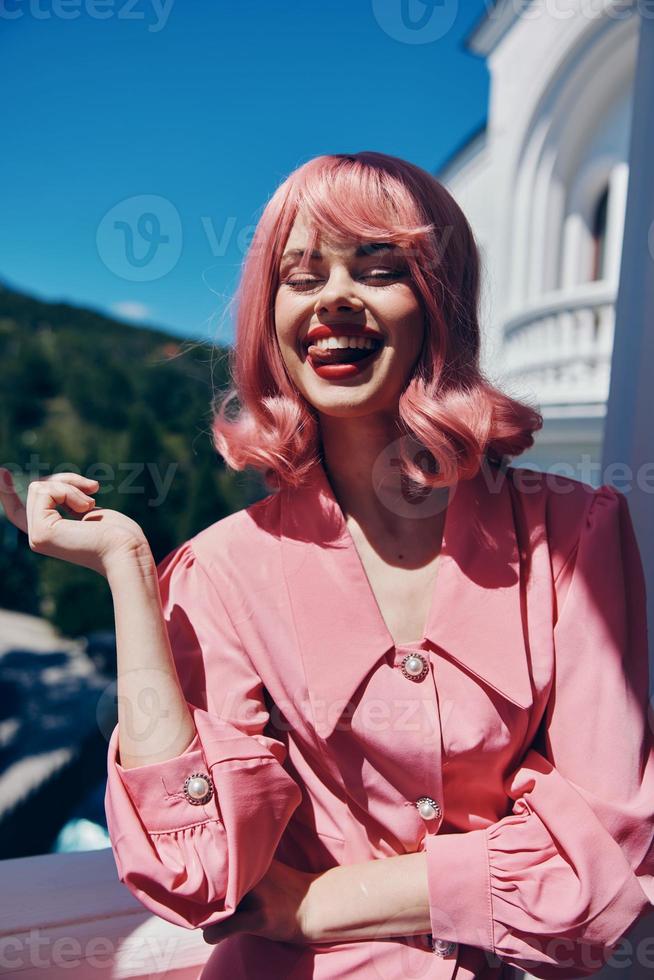 bonito mujer en un rosado vestir al aire libre naturaleza ver inalterado foto