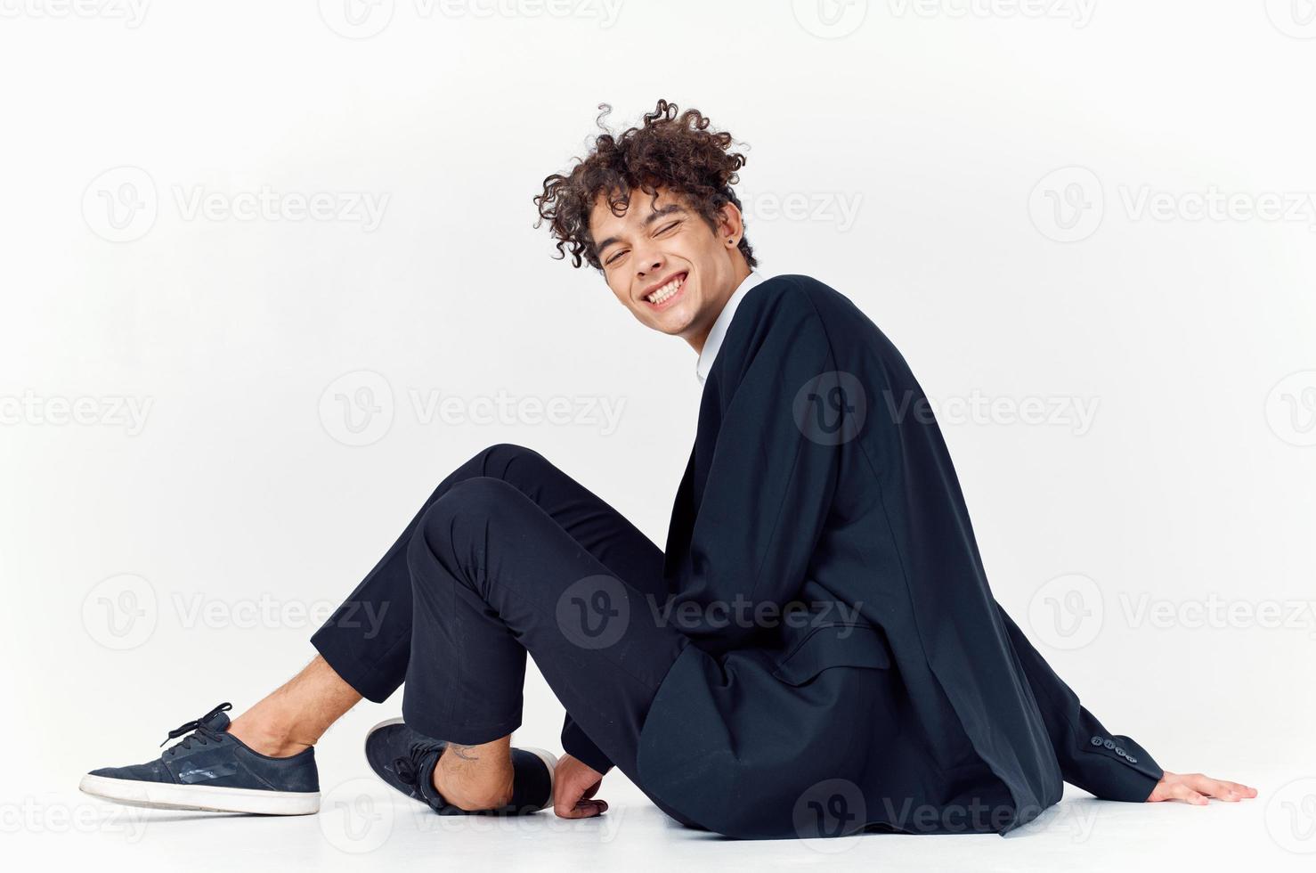 hombre en negro chaqueta moderno estilo Rizado pelo divertido emociones Moda foto