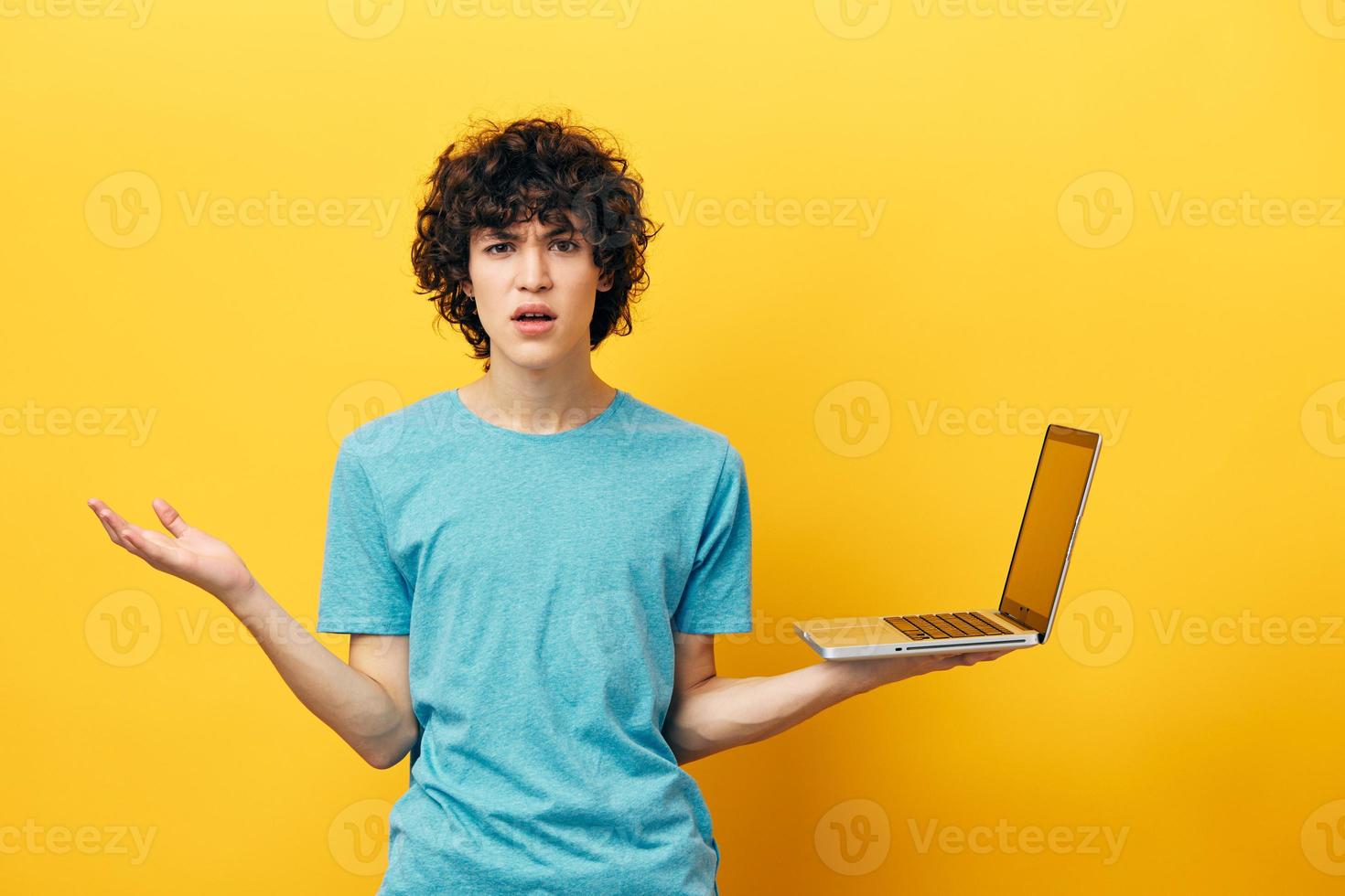 hombre ordenador portátil en línea charla comunicación estilo de vida tecnología foto
