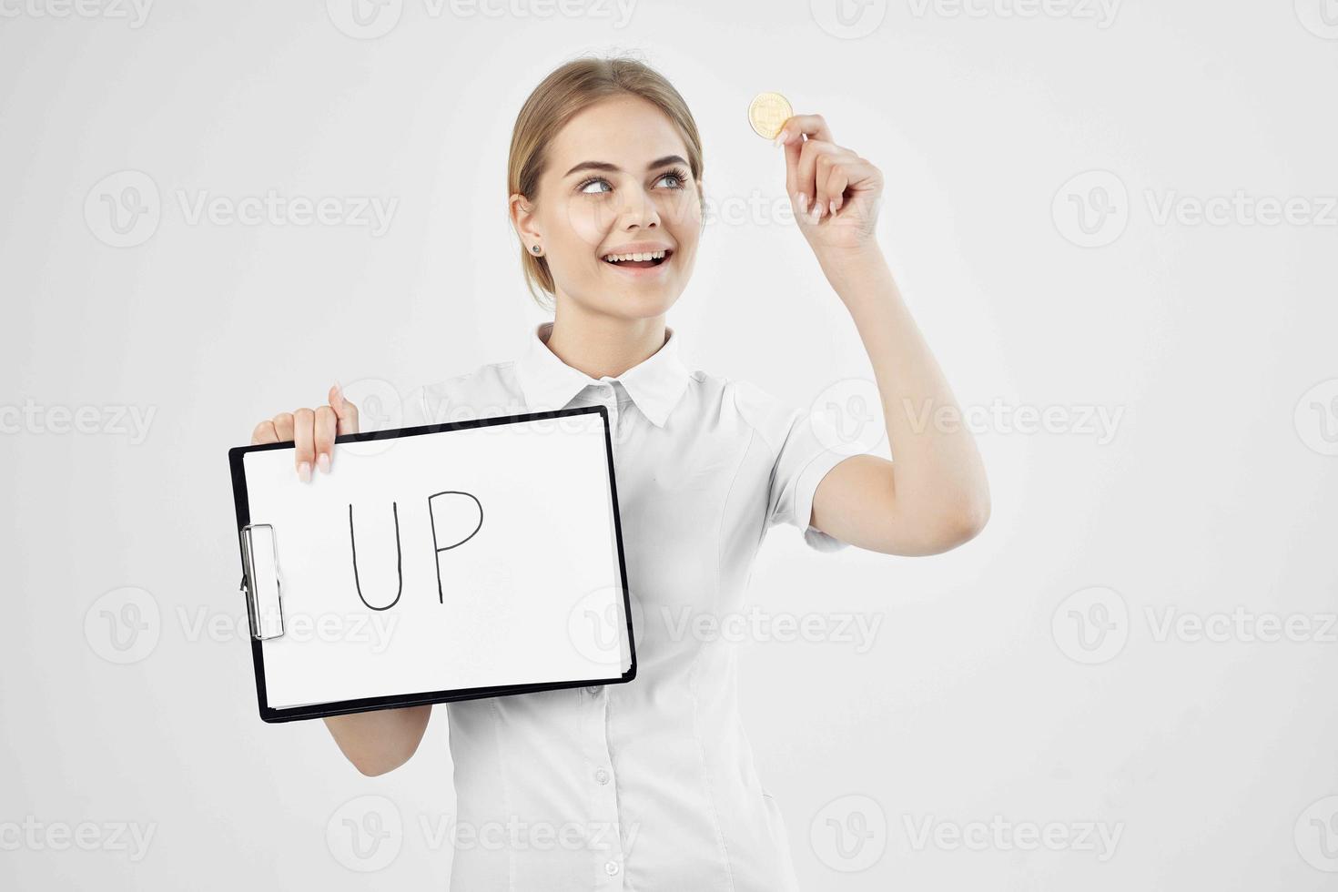 alegre mujer en un blanco camisa con un carpeta en mano aislado antecedentes foto