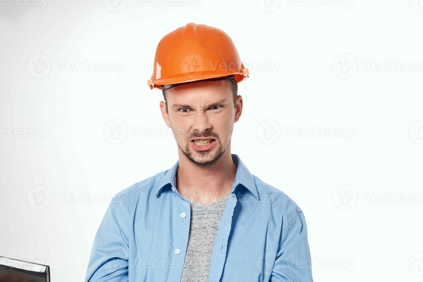 hombre en construcción uniforme planos constructor trabajando profesión foto