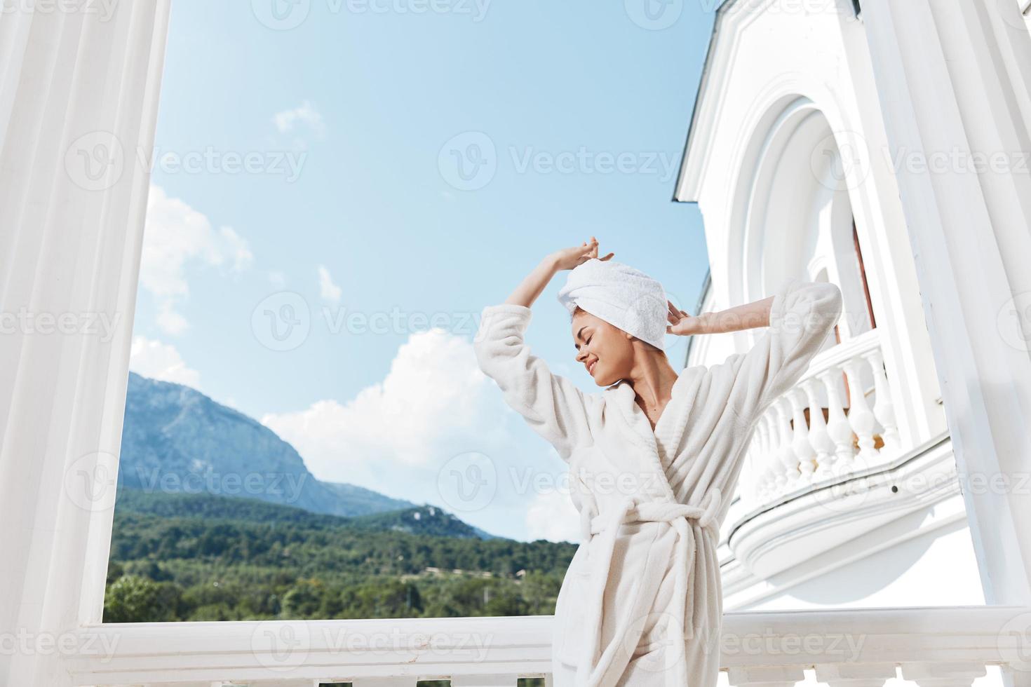bonito mujer posando en contra el fondo de montañas en el balcón arquitectura montaña ver foto