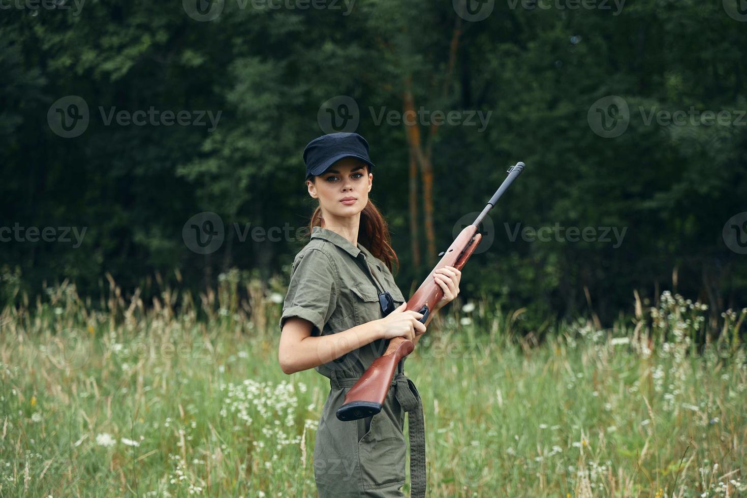 mujer en naturaleza con brazos en mano, un negro gorra es un estilo de vida verde mono foto