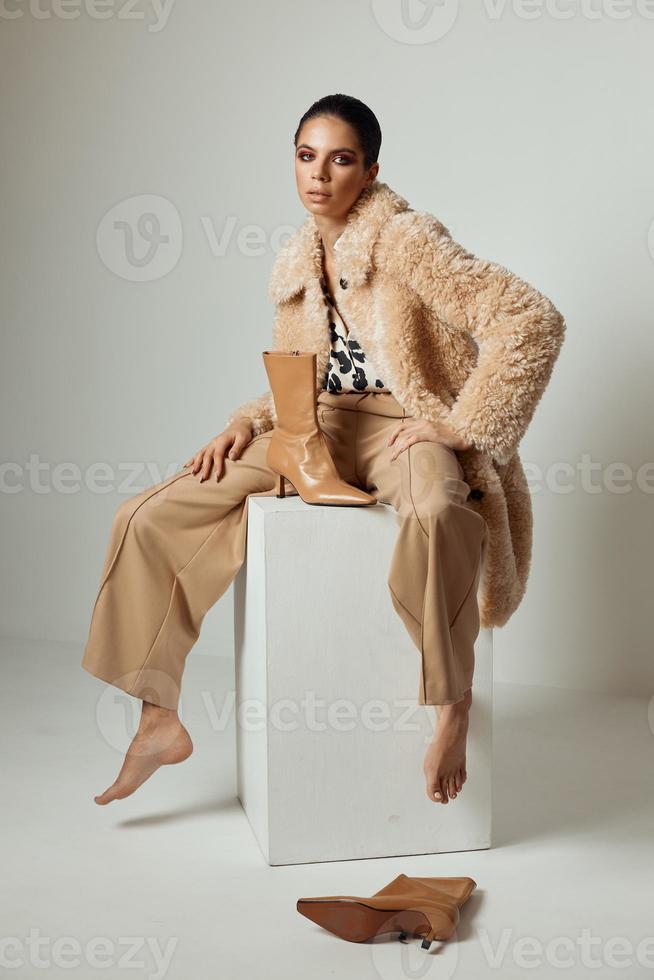 bonito morena en un beige piel Saco otoño estilo Moda descalzo foto