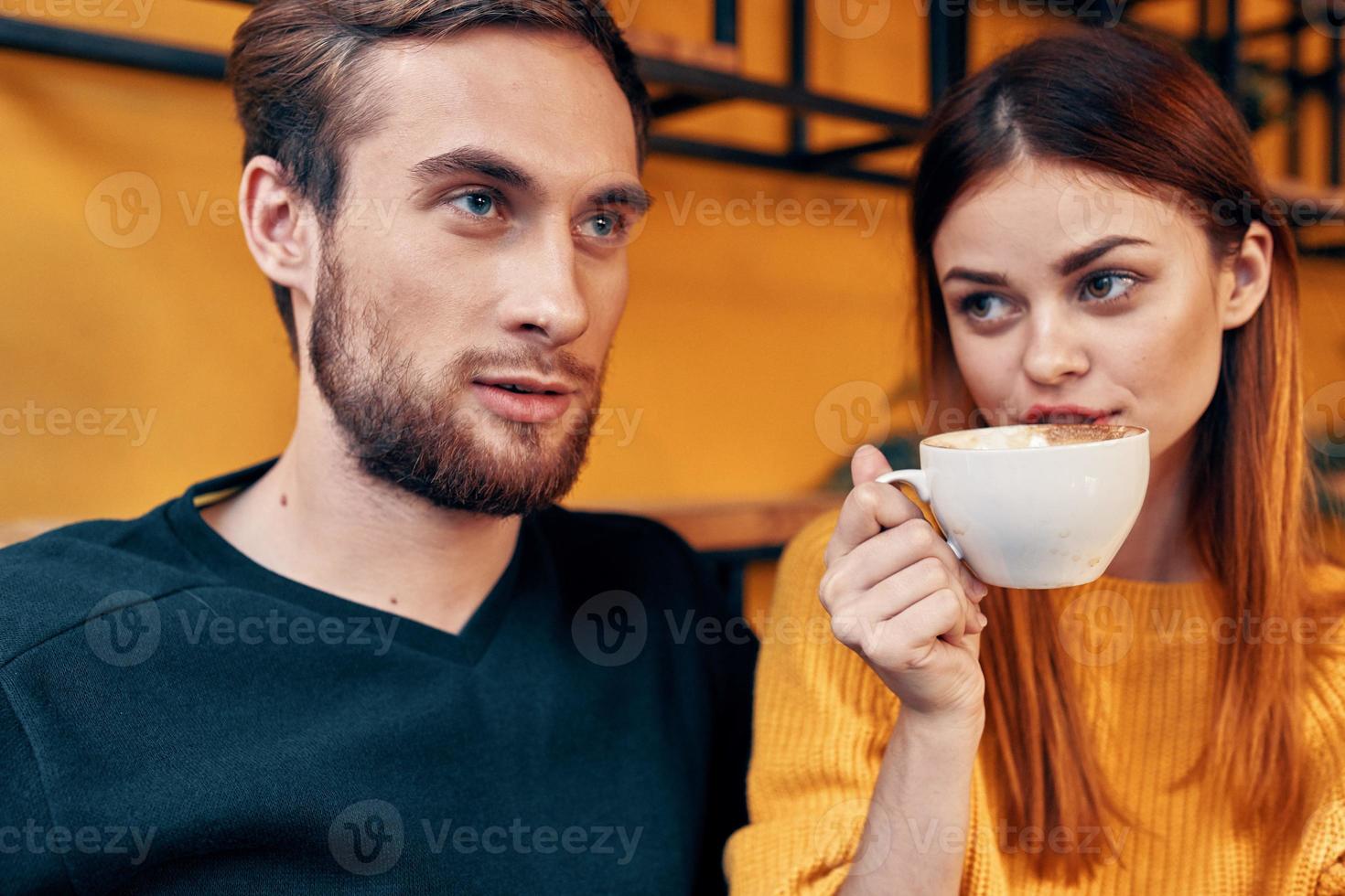 un mujer en un suéter y un hombre en un café un taza de café Pareja en amor amigos familia foto