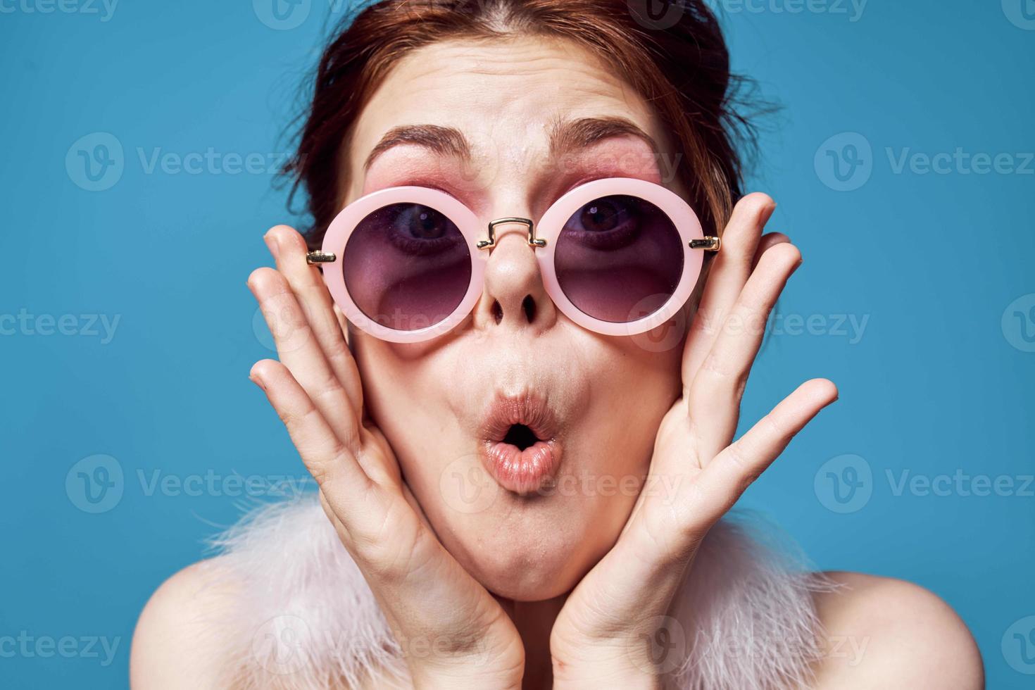 emocional mujer vistiendo Gafas de sol Moda decoración posando de cerca foto