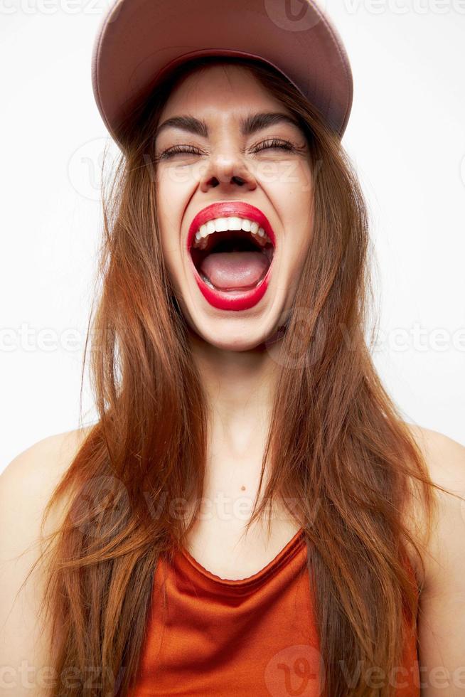 retrato de un mujer en un gorra divertido boca amplio abierto cerrado ojos rojo labios foto