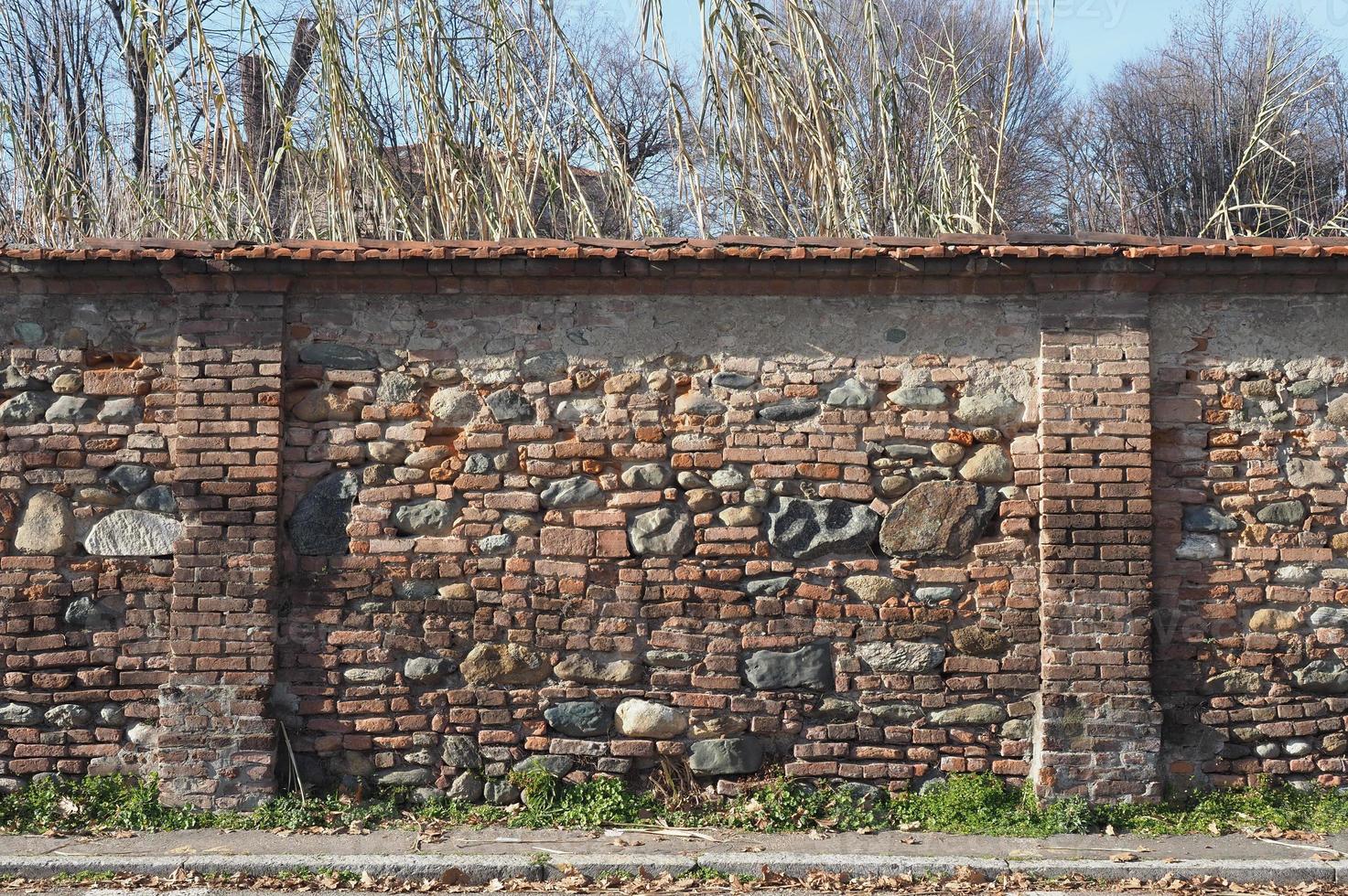 antiguo ladrillo y Roca pared antecedentes foto