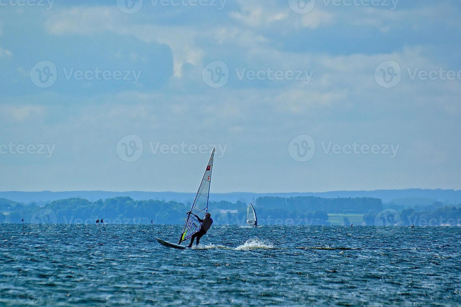 Windsurfing en el bahía de pucka en el báltico mar foto