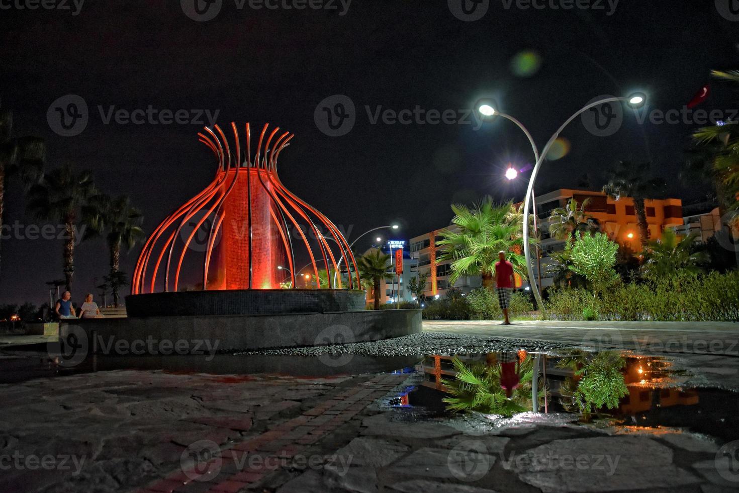 noche ver de el turco ciudad de Alanya con luces en el colina foto