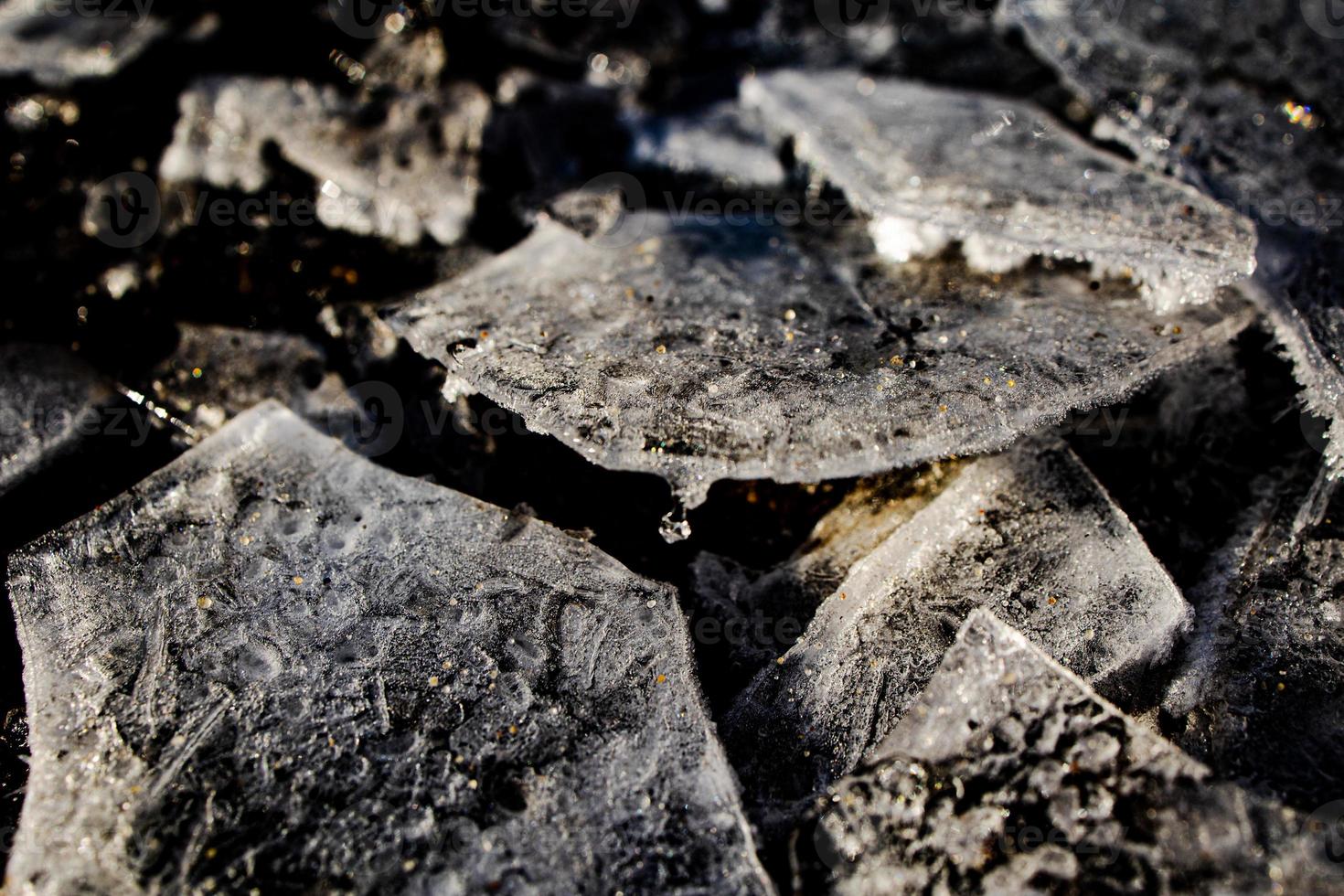 interesante resumen antecedentes con hielo de cerca en un congelado charco foto